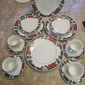 Vintage Tienshan Deck the Halls Poinsettia Christmas 16-Piece Dinnerware Set